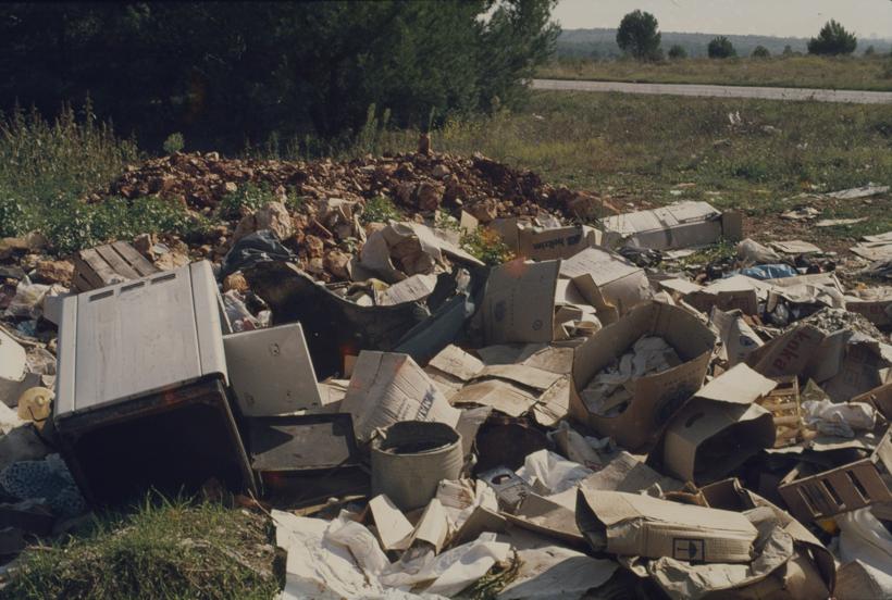 Hrpa smeća na prilazu deponiju grad. Uz put od Zadra prema Ninu