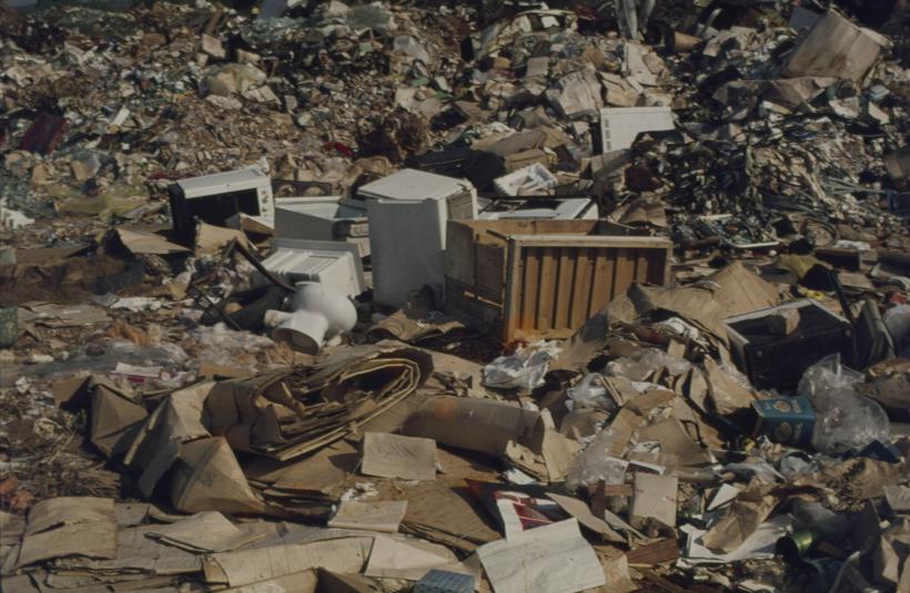 Gradski depon.; u središtu lim, wc školjke