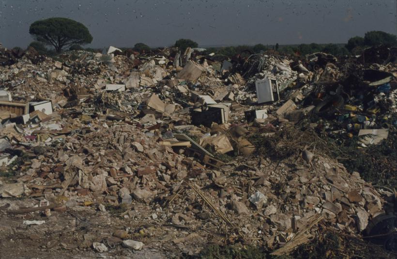 Gradski dep.; smeće ispred bora