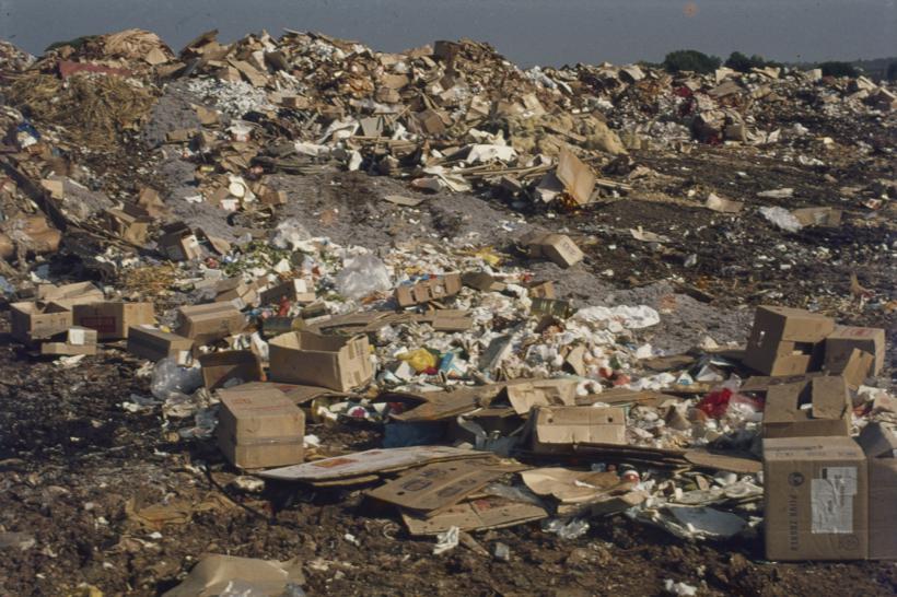 Gradski dep.; naslage smeća, u prvom planu kartonska ambalaža