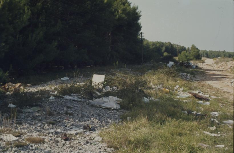 Gradski deponij; prema izlazu