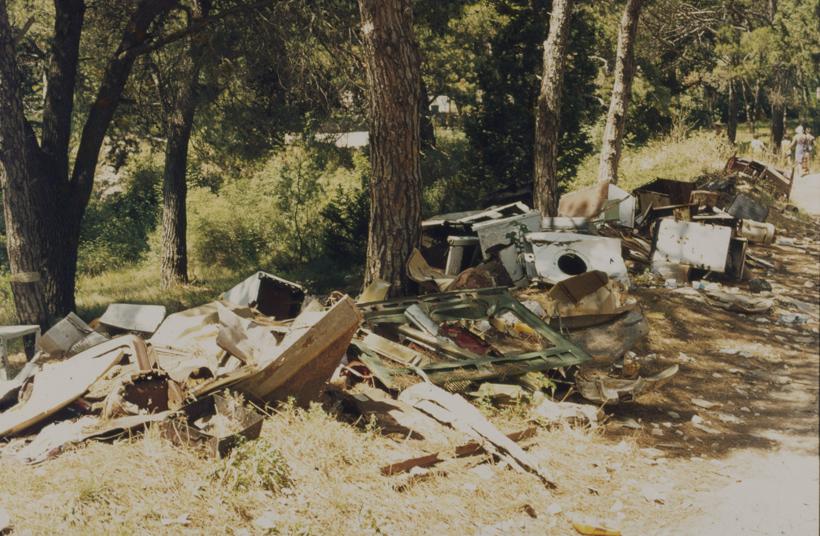 Hrpa smeća uz put od Nina prema Bokanjcu