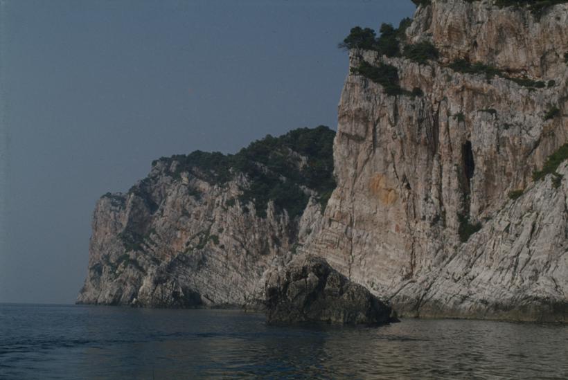 Klifovi na jug-zap djelu Dugog o.