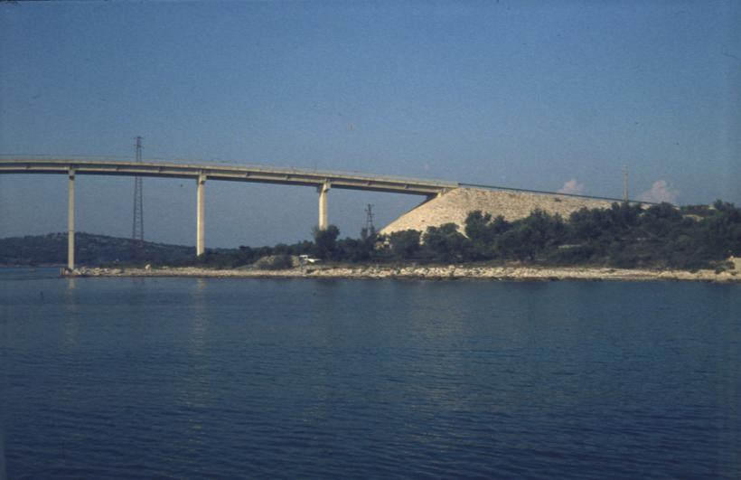 Makija pored mosta na otoku Ugljanu i Pašmanu