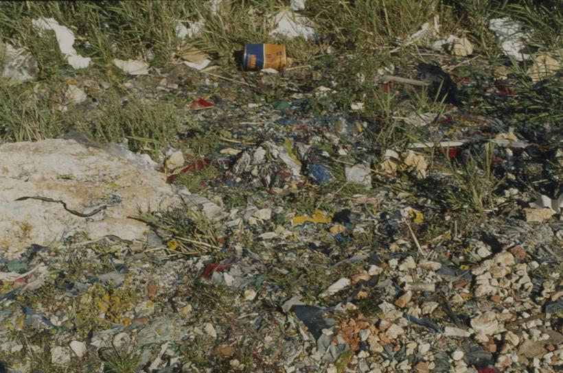 Porazbacan otpad pored tvornice 