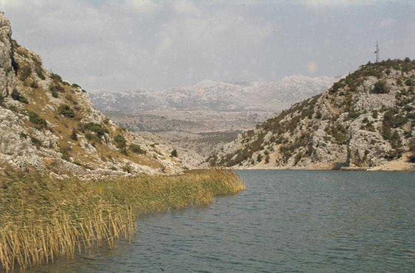 Kanjon Zrmanje pogled kroz proboj prema Velebitu