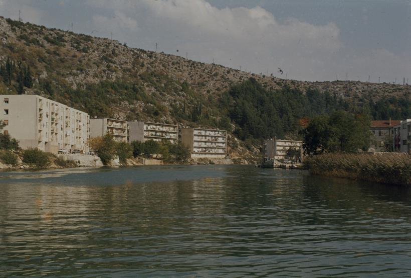 Stambeni blokovi uz rijeku