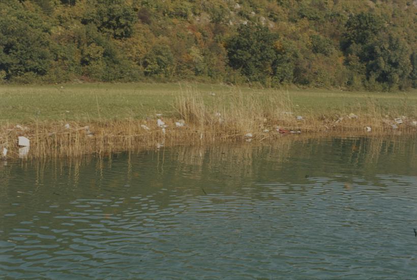 Zagađenje otpacima plastike na Zrmanji