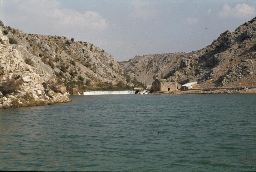 Jankovića buk; na lij. obali pored mlina pumpna stanica za vodovod Obrovac