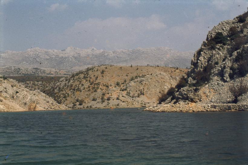 Kanjon Zrmanje; staza uz lij. ob. Pored proboja između Obrovca i Jankovića buka