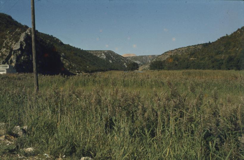 Livada pored Zrmanje; iznad obronaka nasip pored porvšinskog kopa; izmjena pejzaža; od 