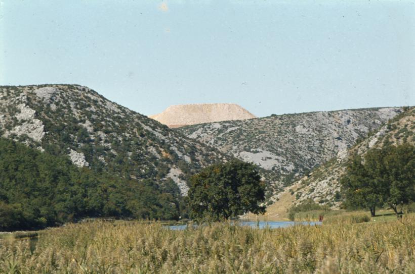 Od Obrovca nizvodno; nasip pored kopa - izmjena pejzaža