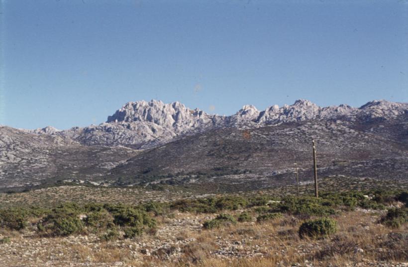 Tulove grede sa ceste (pogled na kanjon i kopove)