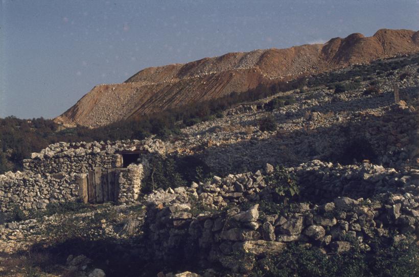 Površinski kop iznad naselja