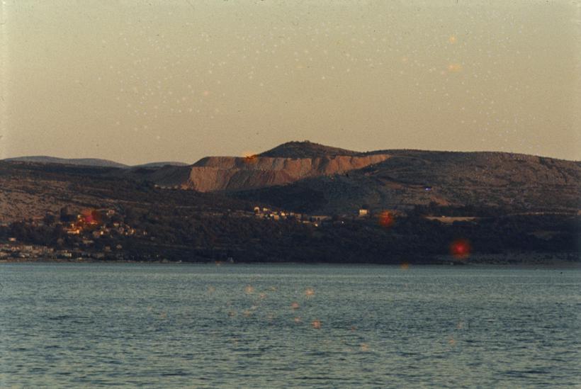 Rovanjska gledano od ceste prema rijeci; površinski kop