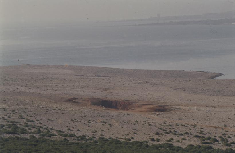 Jama ostala  nakon površinskog kopa - na golom kršu  uz more