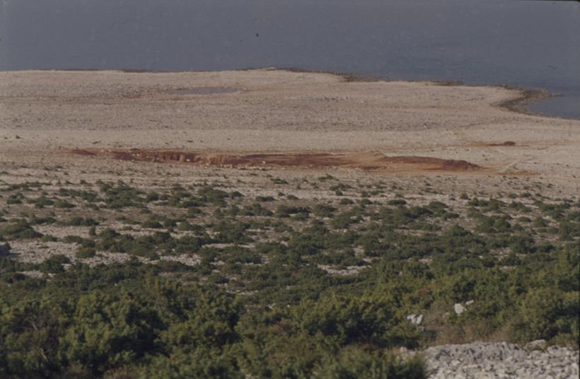 Rana u kršu - ostatak površinskog kopa - iznad ceste