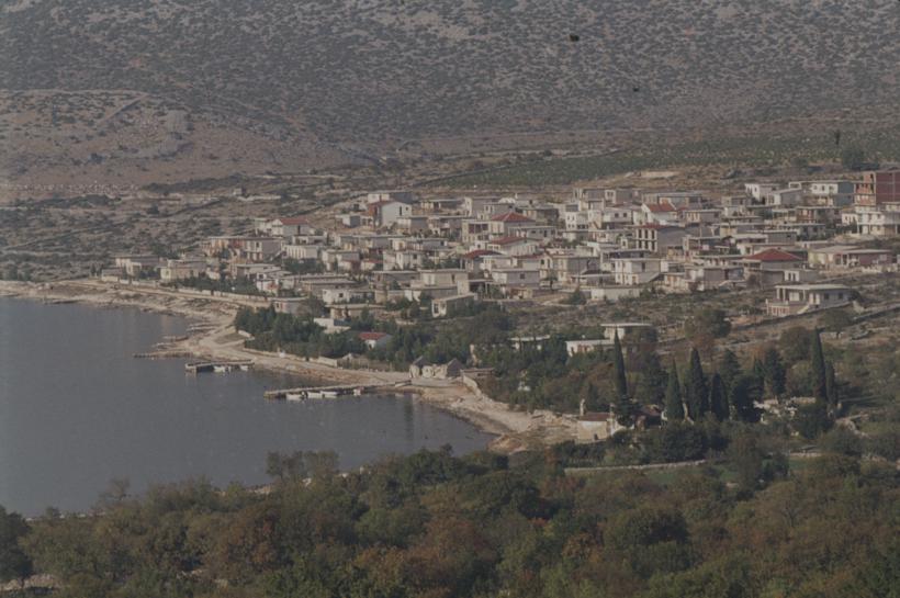 U jugo.-ist. dijelu stara arhitektura uklopljena u ambijent  dok u sjev.-zap. dijelu uplitanje čovjeka u prirodni ambijent -  betonske kuće pod betonskim plažama