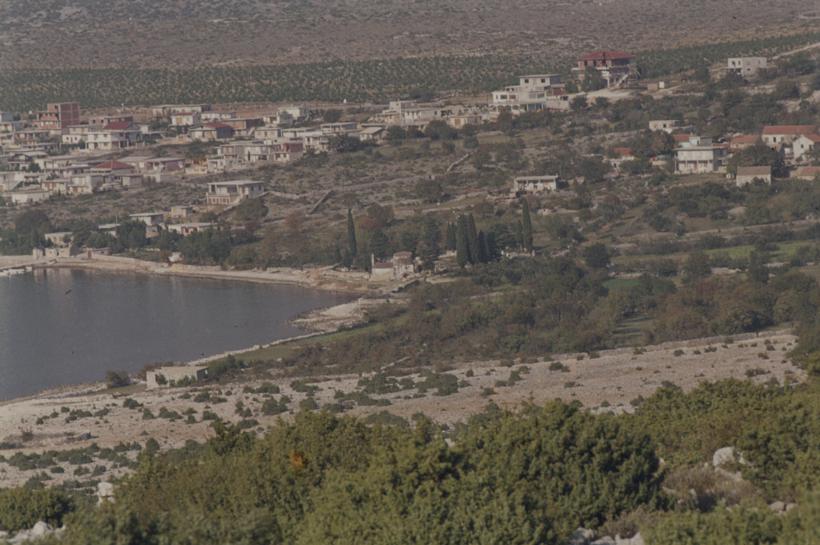 Južna polovina u staroj arhitekturi nenametljivo uklopljena u prirodni ambijent dok na sj.-zap. Vikendice su sklop betona