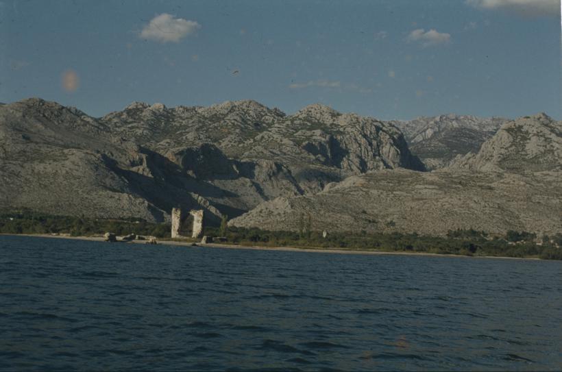 Ostaci kule pred ulazom u Veliku Paklenicu