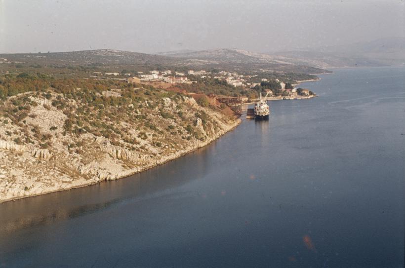 Pogled sa lijeve obale pored mosta na Maslinicu