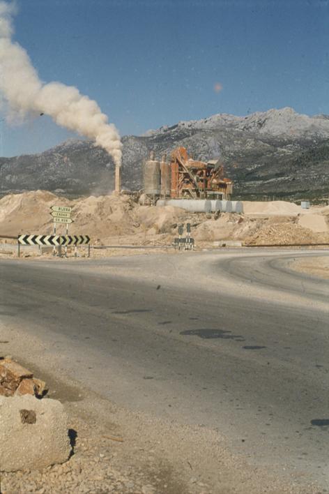 Mlin za kamen uz cestu raskrižje za Alan