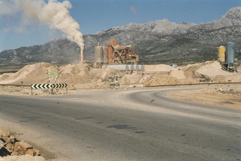 Mlin za kamen pored raskrižja za Alan