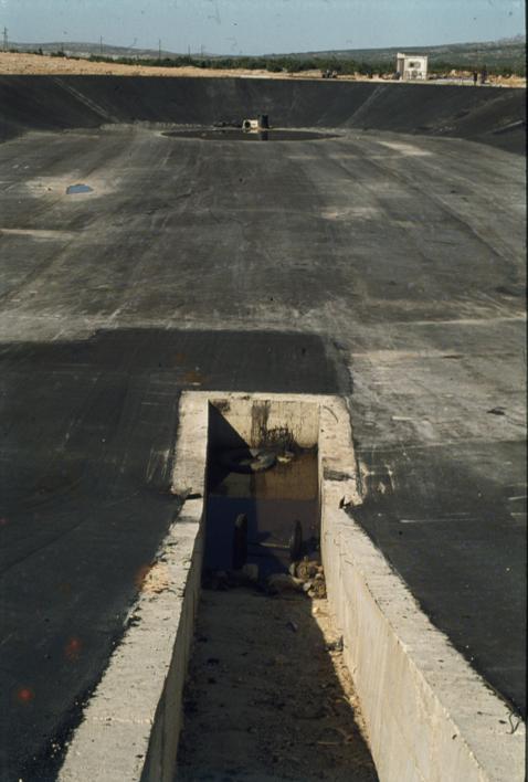 Dnevni bazen u prvom planu dovodni kanal