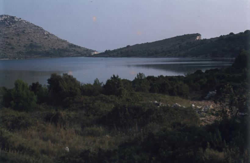 Jezero Mir - pogled na jezero od puta iznad uvale Mir