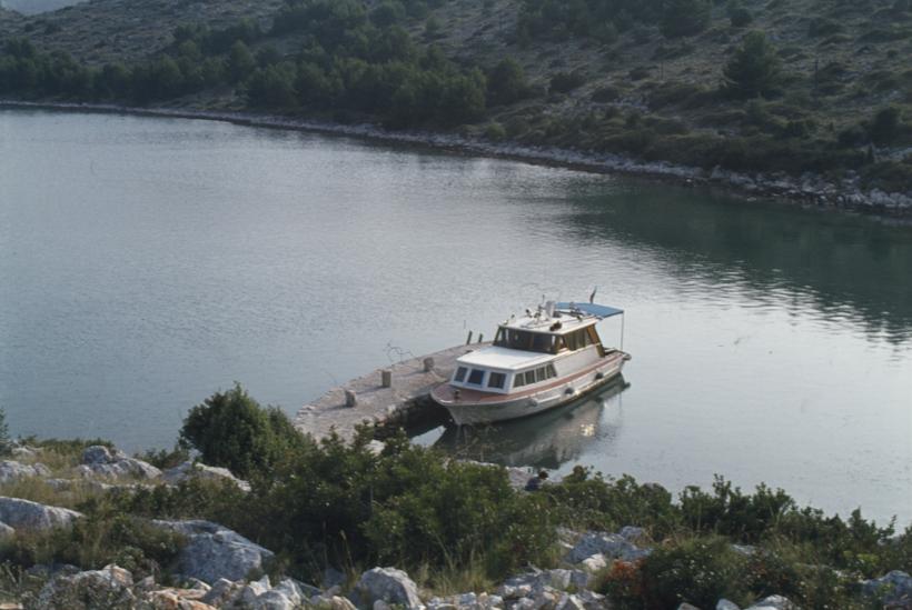 Uvala Pasjak; općinski brod Borac u lučici