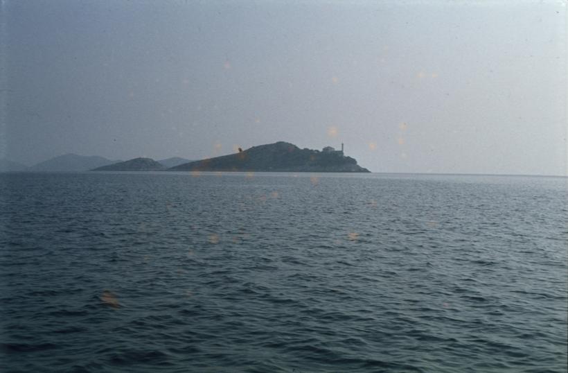 Svetionik Tajer na Sestricama; pogled od ispod klifova Dugog otoka