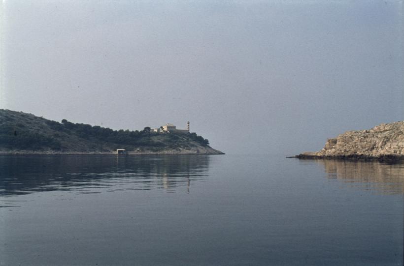 Prolaz između krajnjeg južnog dijela Dugog otoka i Sestrice; svetionik Tajer