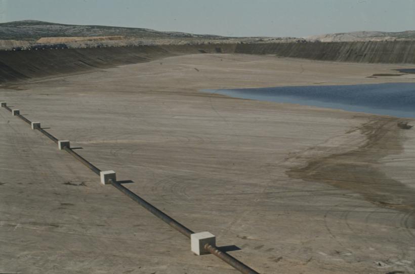 Zapadna taložnica za lužine pogled prema zap.; odvodna cijev