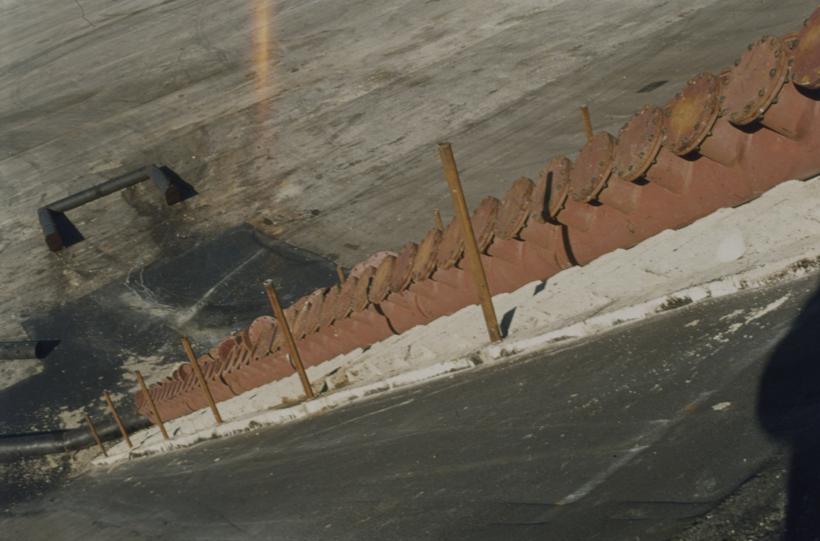 Kolektor cik-cak; na dnu taložnice željezna cijev oblika ˽ koja će priječiti oticanju krutih otpadaka kroz otvore kolektora