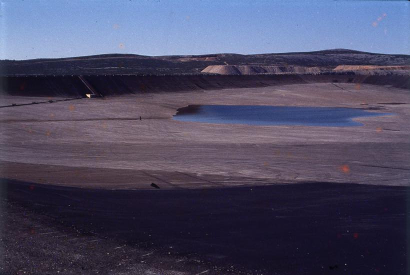 Zapadna taložnica za jaku lužinu pogled prema južnom dijelu bazena i u pozadini nasip ostaci površinskih kopova