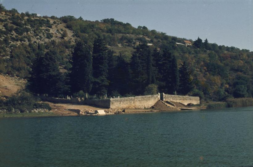 Obrovačko groblje ispod ceste prema Zadru, nizvodno od mjesta