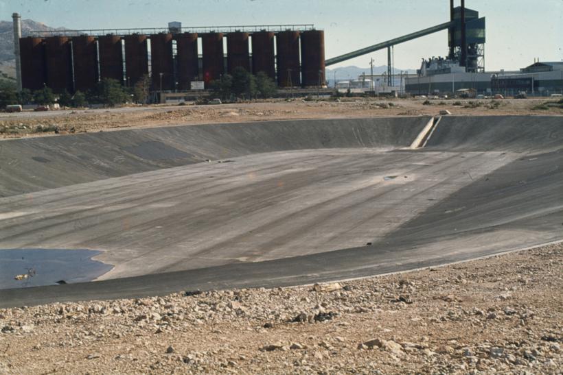Dnevni bazen i u pozadini tvornička postrojenja