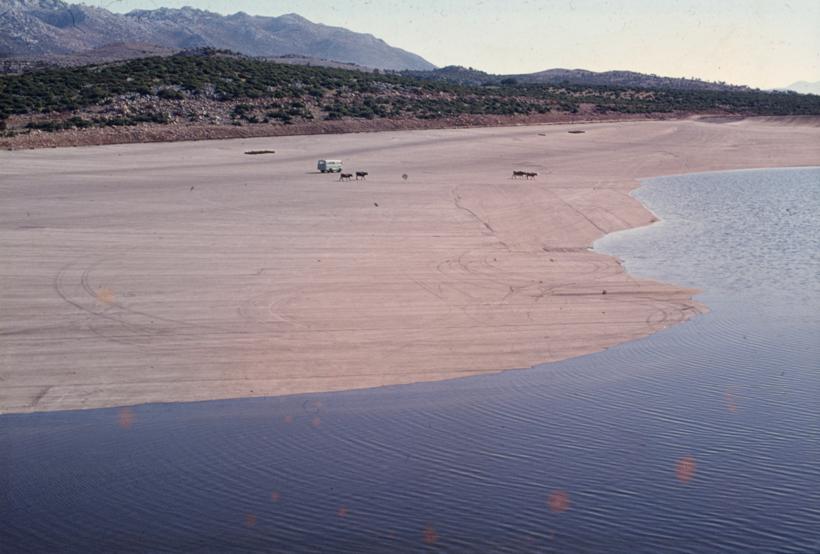 Istočna velika taložnica - bazen; u bazenu kombi Zavoda za zaštitu spomenika u Zadru i krave koje u prolazu idu na pojilište nataložene kišnice; tvornica još nije u pogonu
