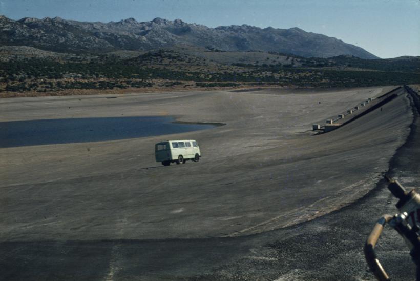 Istočnio bazen podno Velebita pogled s juž dijela pregradnog zida