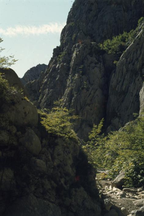 Kroz proboj V. Paklenice; uspon blizu ulaza