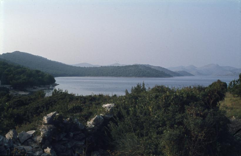 Ulaz u Telašćicu pogled sa uzvisine prema prema Jezeru Mir iz uvale Mir