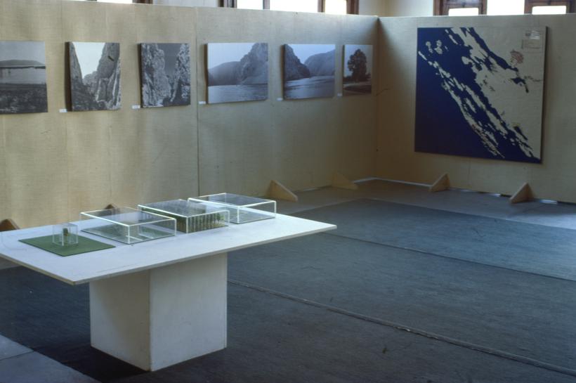 Desno u jugo-zap uglu fotografije lokaliteta - Paklenica x2, Zrmanja x 2, Zeleni hrast, karta zaštićenih objekata u završnici a u sredini maketa - biljke tvorci života