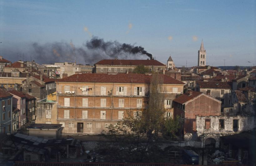 Dim iznad zgrade suda gledano iz Naučne biblioteke