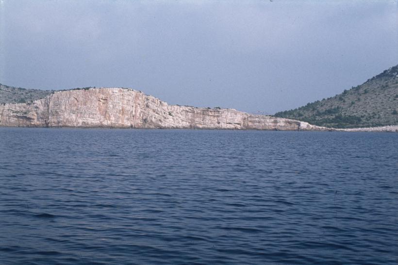 Klifovi s vanjske strane jezera Mir u Telašćici