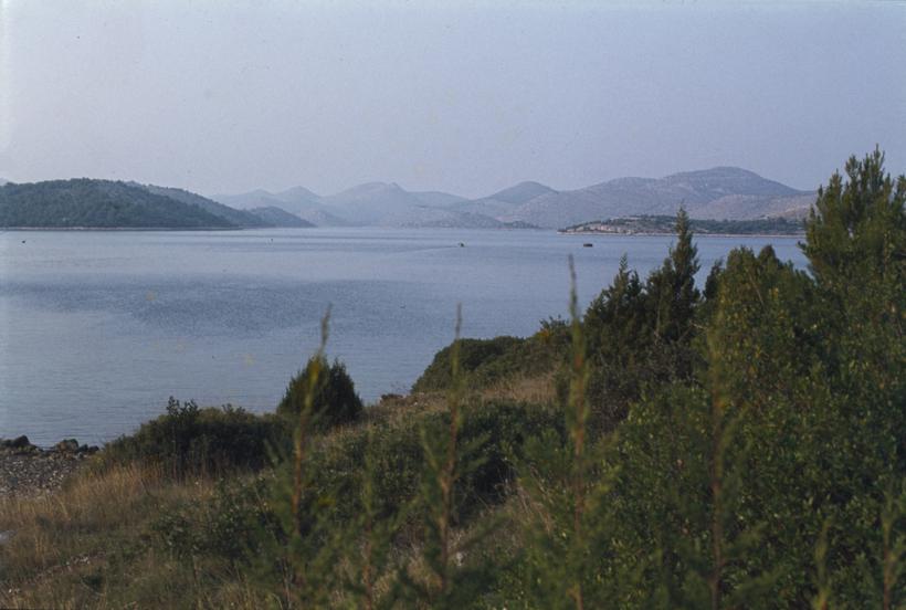 Iz uvale Mir (na putu do jezera) pogled na zaljev Telašćice