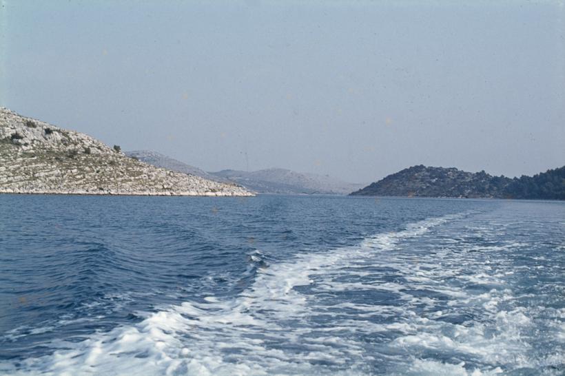 Ošlji rt (šumovit) i Raknić rt - pogled u zaljev