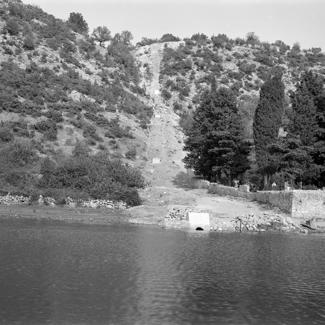 Ispusni kanal feklanih voda Glinice. Ispust pored zap. Zida obrovačkog groblja