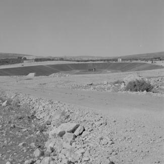 Dnevni bazen gledan s ceste ispred tvornice (od Obrovca)