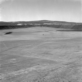Velik ataložnica gledano iz sj. - ist. ugla; U centru čovjek zbog odnosa. Površinski kop - pozadina