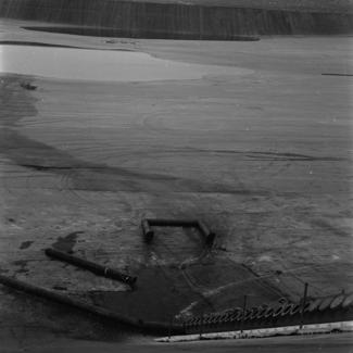 Kao 184 br. Na podu šuplja cijev koja će biti lancem pričvršćena uz ogradu i spriječavati oticanje otpadaka sa površine